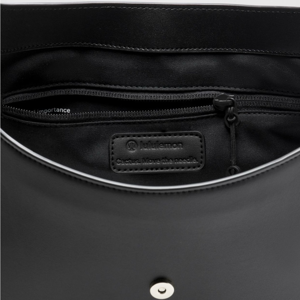 Lululemon - Leather Alternative Shoulder Bag - NWT - Picture 5 of 10